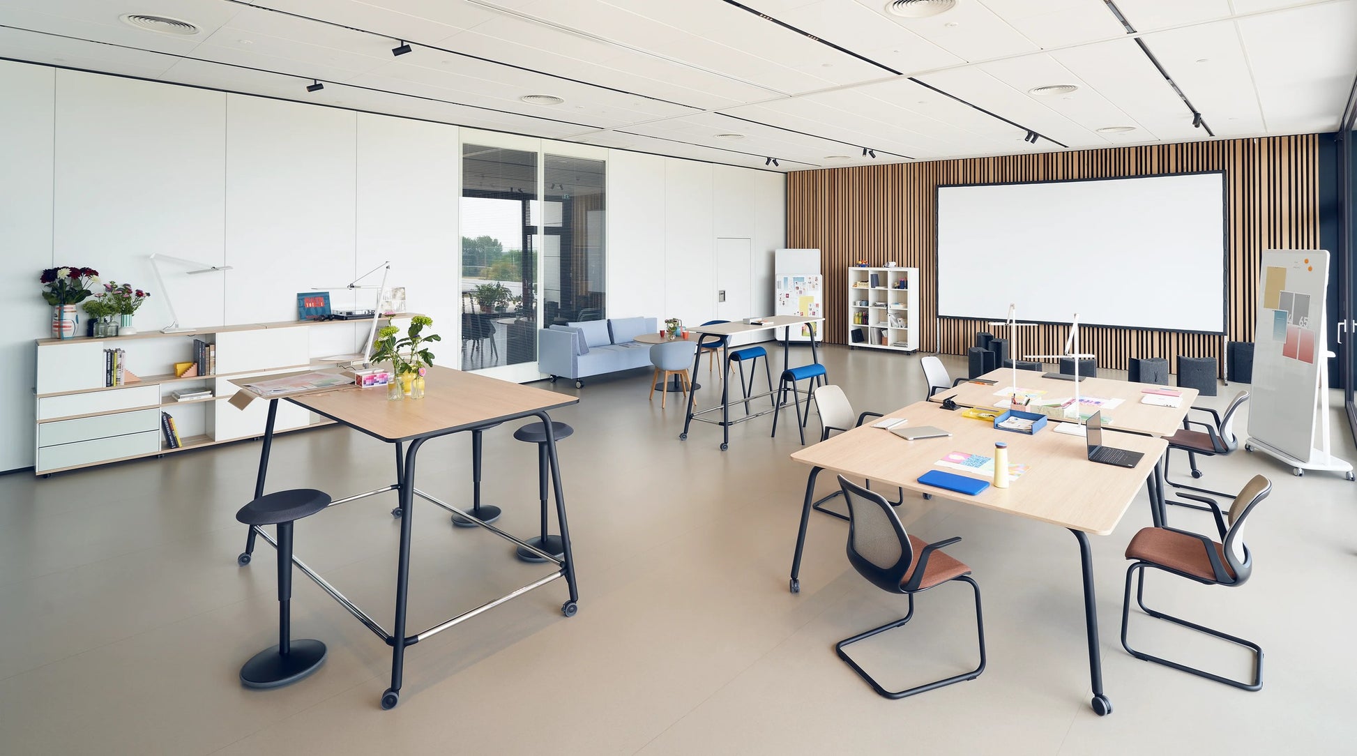 se:flex Freischwinger von Sedus an Tischen in einem Schulungsraum.