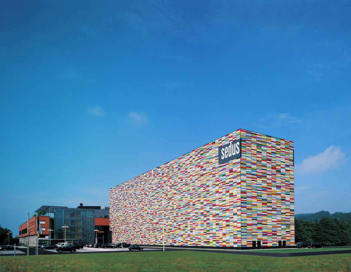 Sedus-Hochregallager in Dogern mit farbiger Mosaikfassade