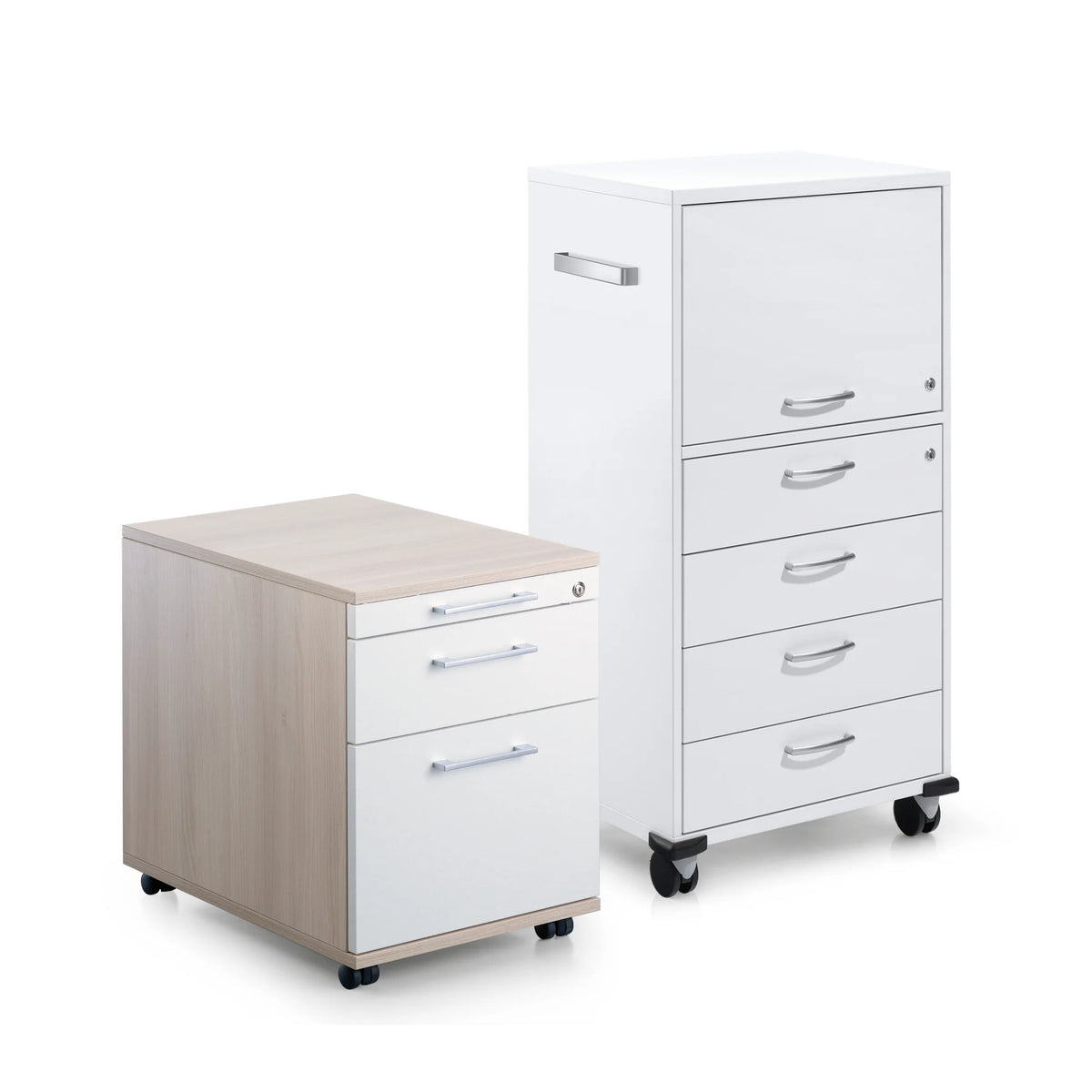 Stand- und Rollcontainer Container: Zwei rollbare Aktenschränke: links in Holzoptik mit zwei Schubladen, rechts in Weiss mit fünf Schubladen.