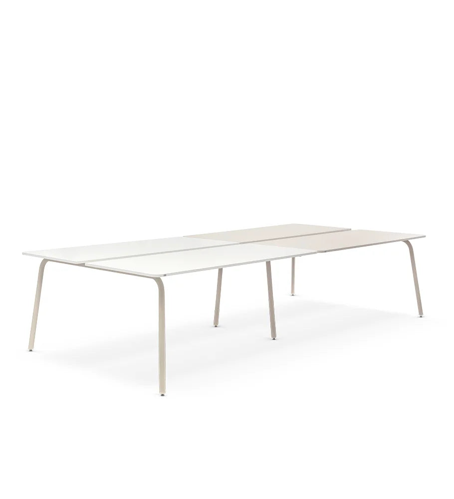 Bench-Arbeitsplatzsystem se:lab bench: Rechteckiger Tisch mit hellen Tischplatten und einem minimalistischen, grauen Gestell.