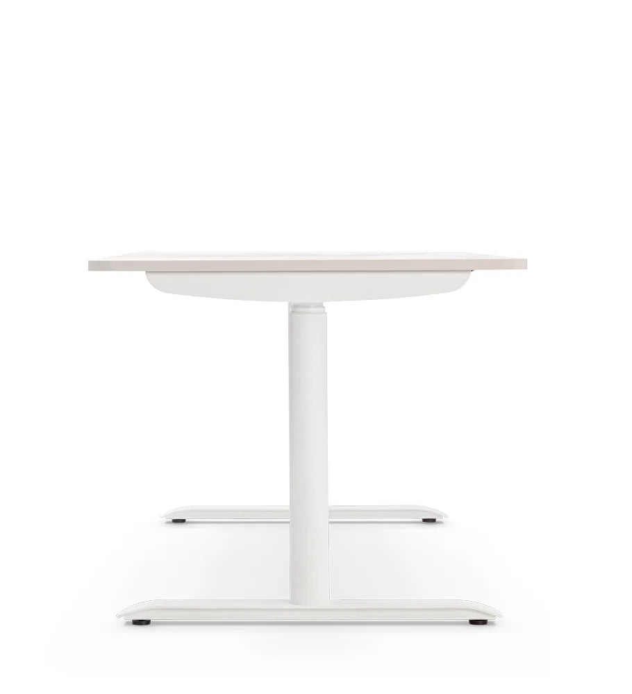 Elektrisch höhenverstellbarer Schreibtisch se:lab e-desk: Weisser Tisch mit rechteckiger Platte und zentralem Säulenfuss, moderne Büromöbelgestaltung.