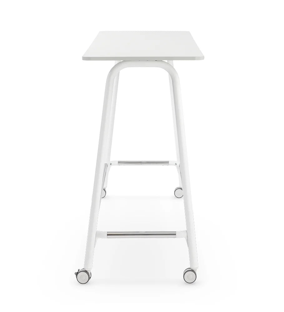 se:lab high desk – Hochtisch – Höhenverstellbarer Stehtisch mit weißer Tischplatte und metallicfarbigem Gestell auf Rollen.