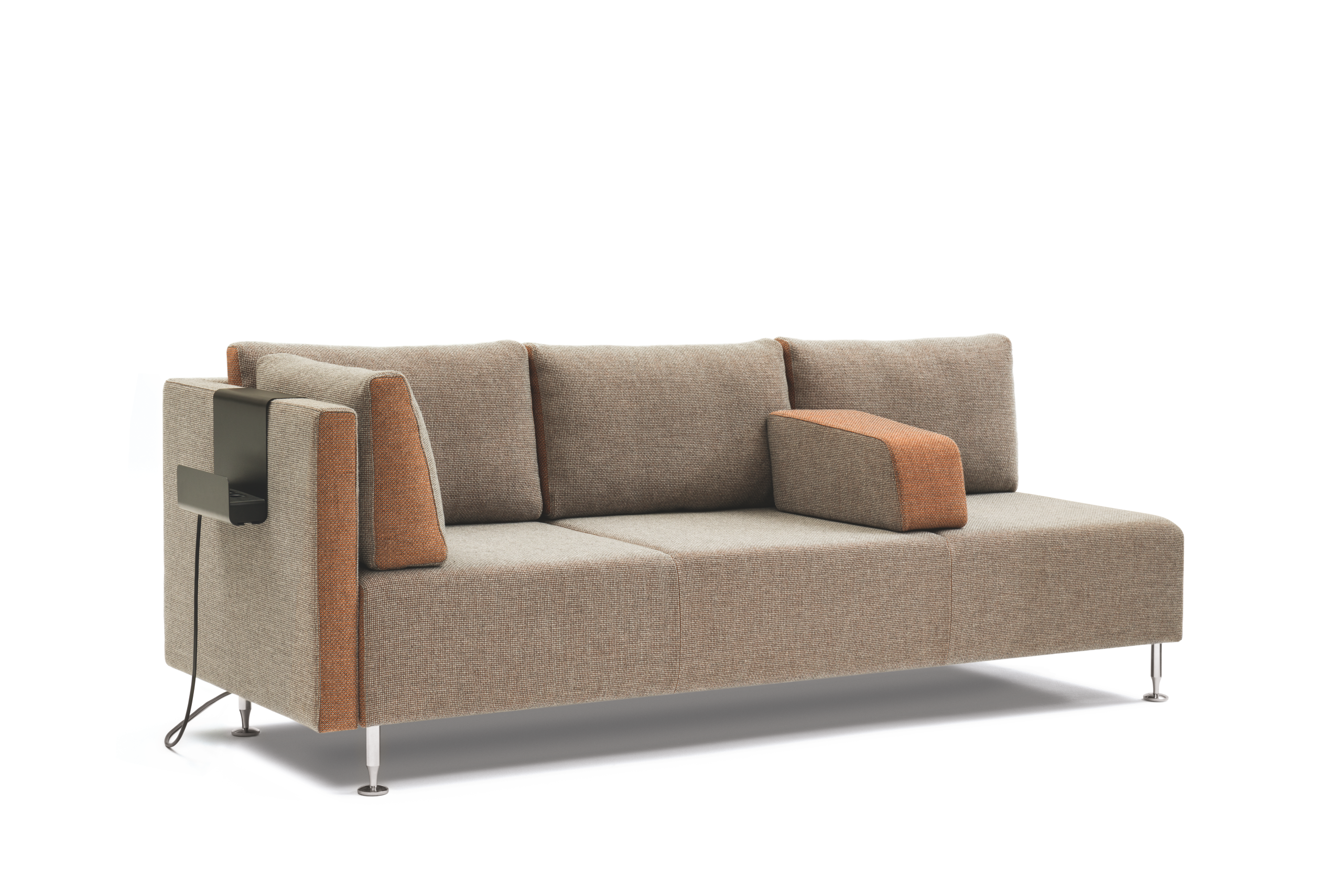 sopha – Sofa – Moderne Couch in Grau mit einem orangefarbenen Kissen, ausgestattet mit einer Ablage und Metallfüßen.