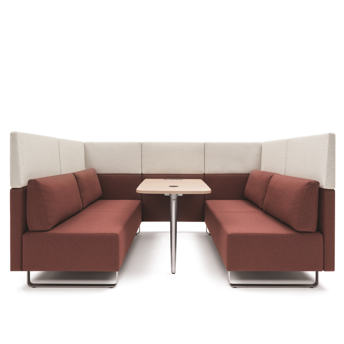 sopha – Sofa – Bürositzgruppe mit roten Polsterbänken und hellen Trennwänden, Tisch aus Holz mit zwei Steckeröffnungen.