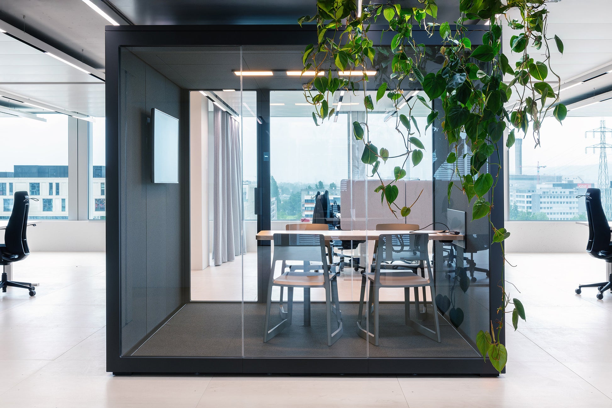 Talky L75 als Sitzungszimmer in einer Bürolandschaft