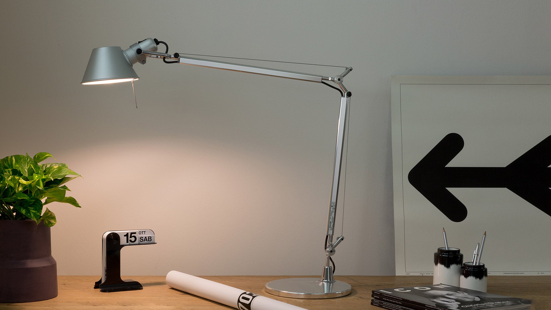 Artemide Tolomeo Aluminium am Arbeitsplatz