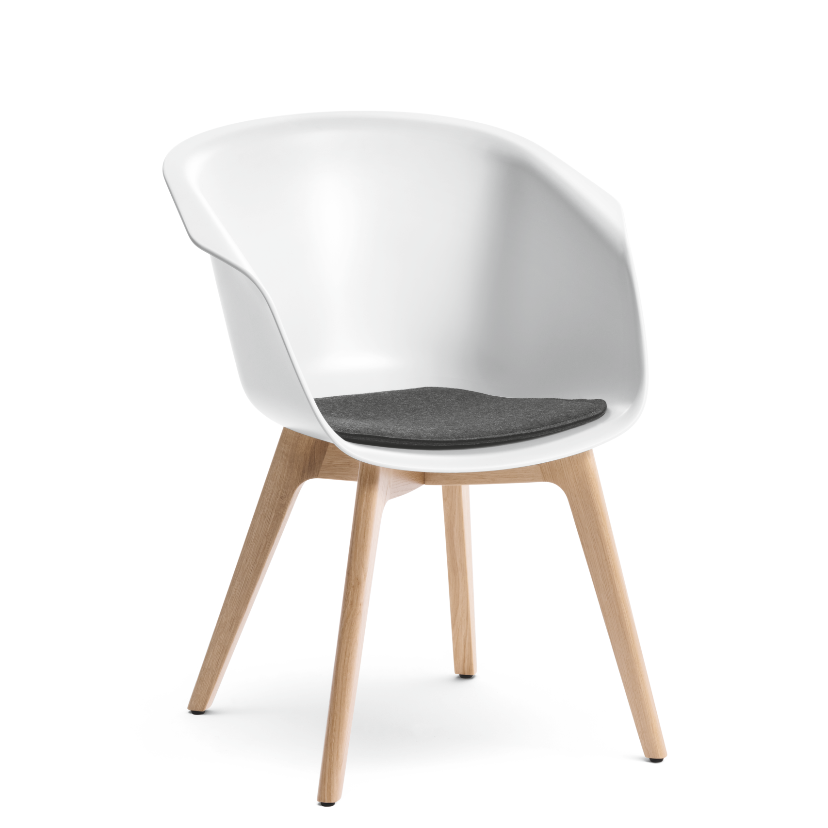 on spot – Lounge Stuhl – Moderner Stuhl mit weißer Kunststoff-Schale und hellen Holzbeinen, schwarzem Sitzkissen.