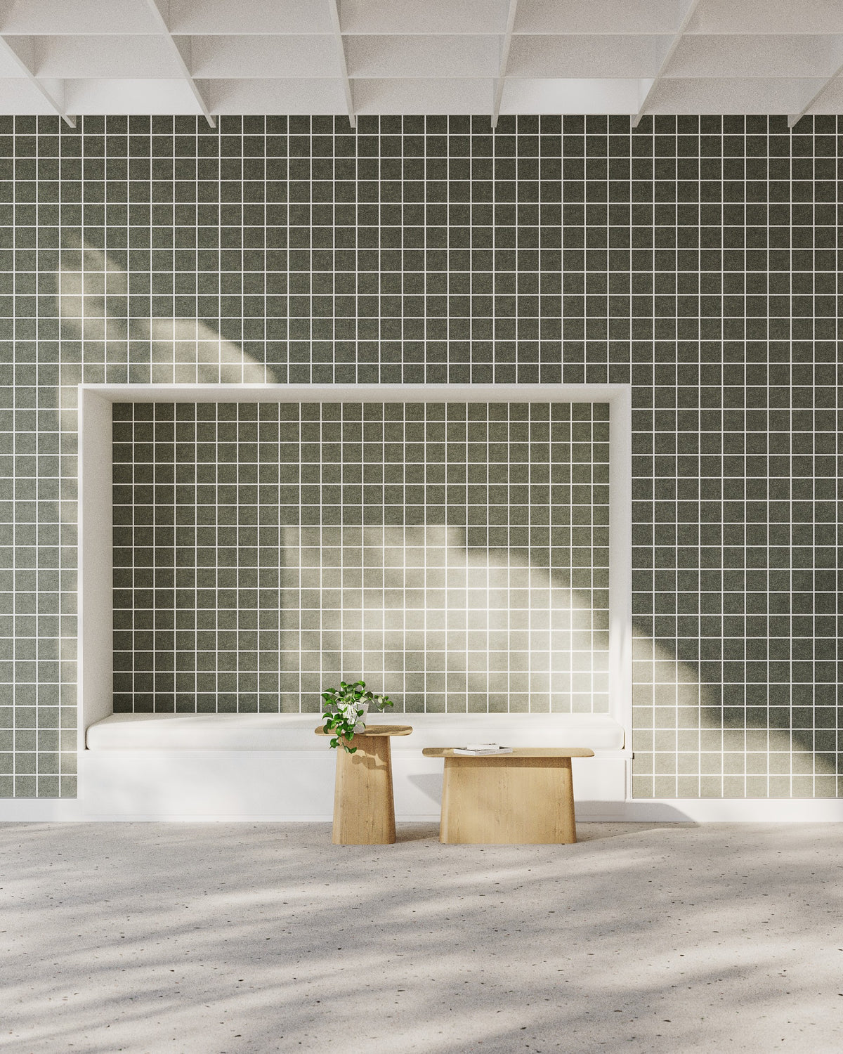 MonoTone Square 100 von Impact Acoustic an einer Wand mit Nische und Sitzbank