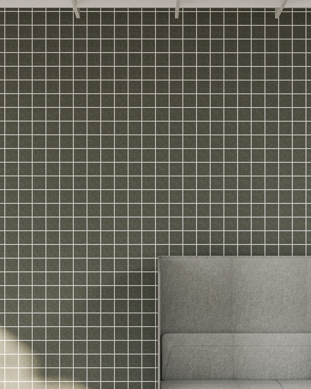 MonoTone Square 100 von Impact Acoustic hinter einem Sofa