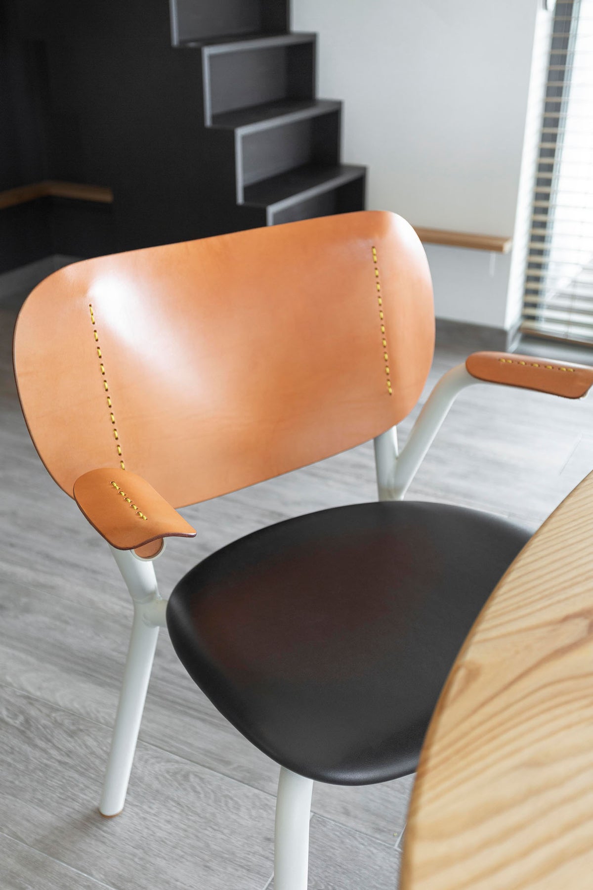 Stuhl Emil Rosi, Leder Natural, weisses Gestell, Ledersitz
