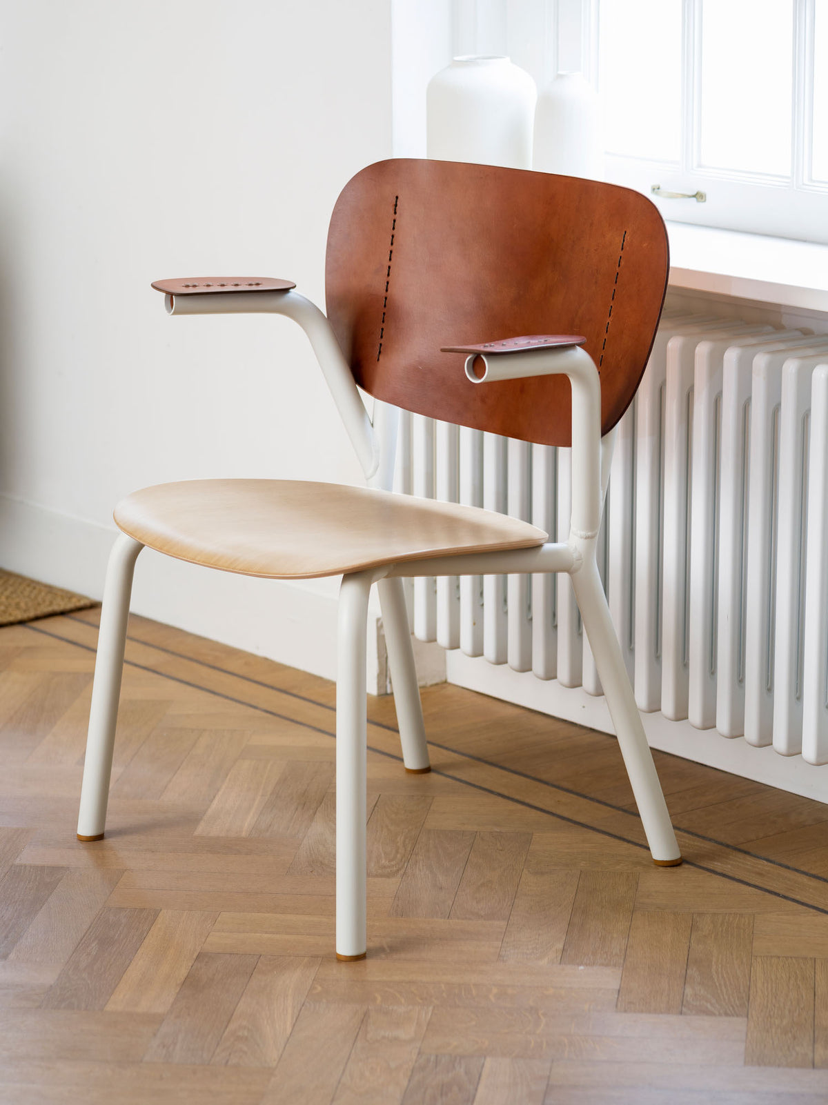 Stuhl Emil Rosi mit Armlehnen, Leder Cognac, weisses Gestell, Sitz aus Eiche