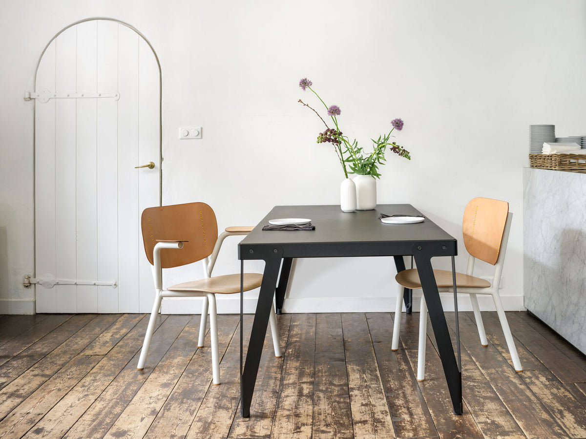 Stuhl Emil Rosi mit Armlehnen, Leder Natural, weisses Gestell, Sitz aus Eiche, am Tisch Lloyd Table