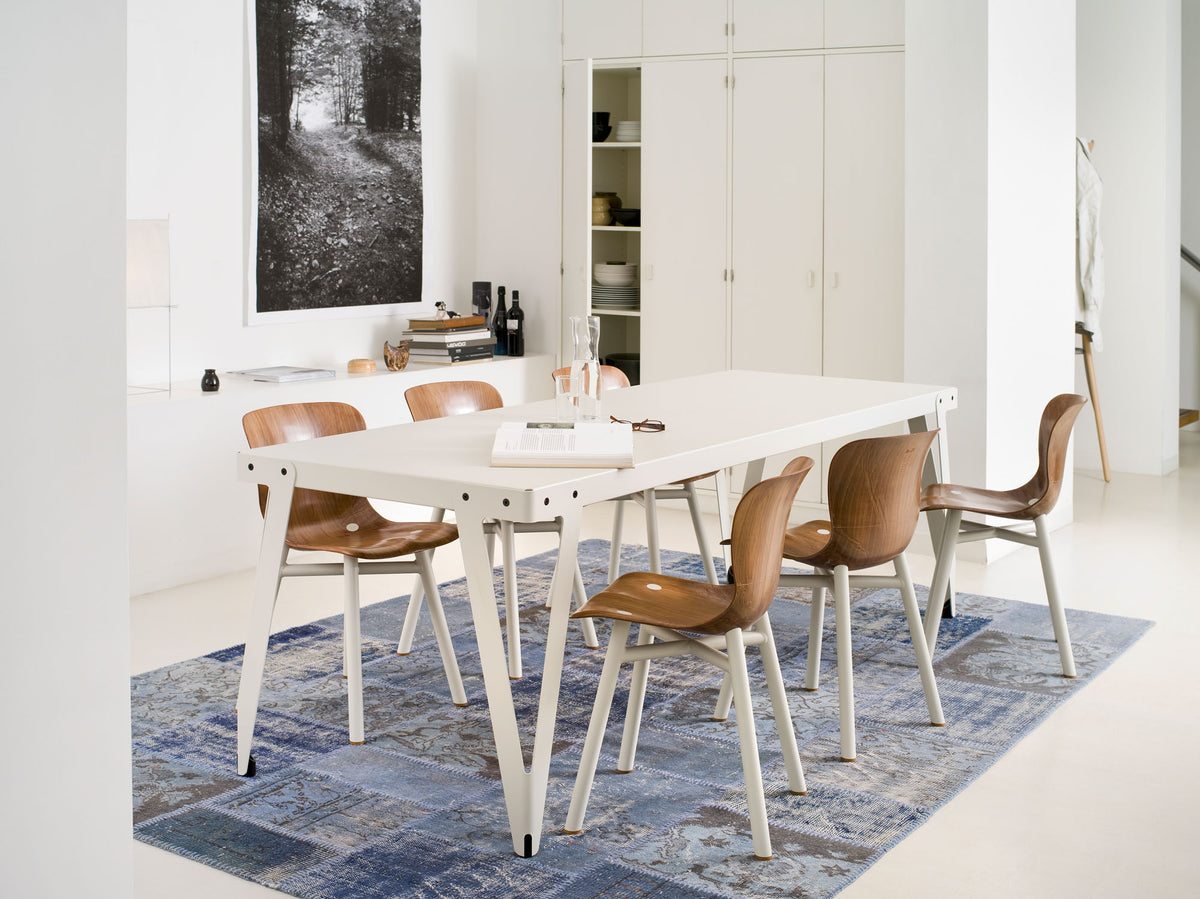 Stuhl Wendela Chair mit weissem Gestell am Tisch Lloyd Table